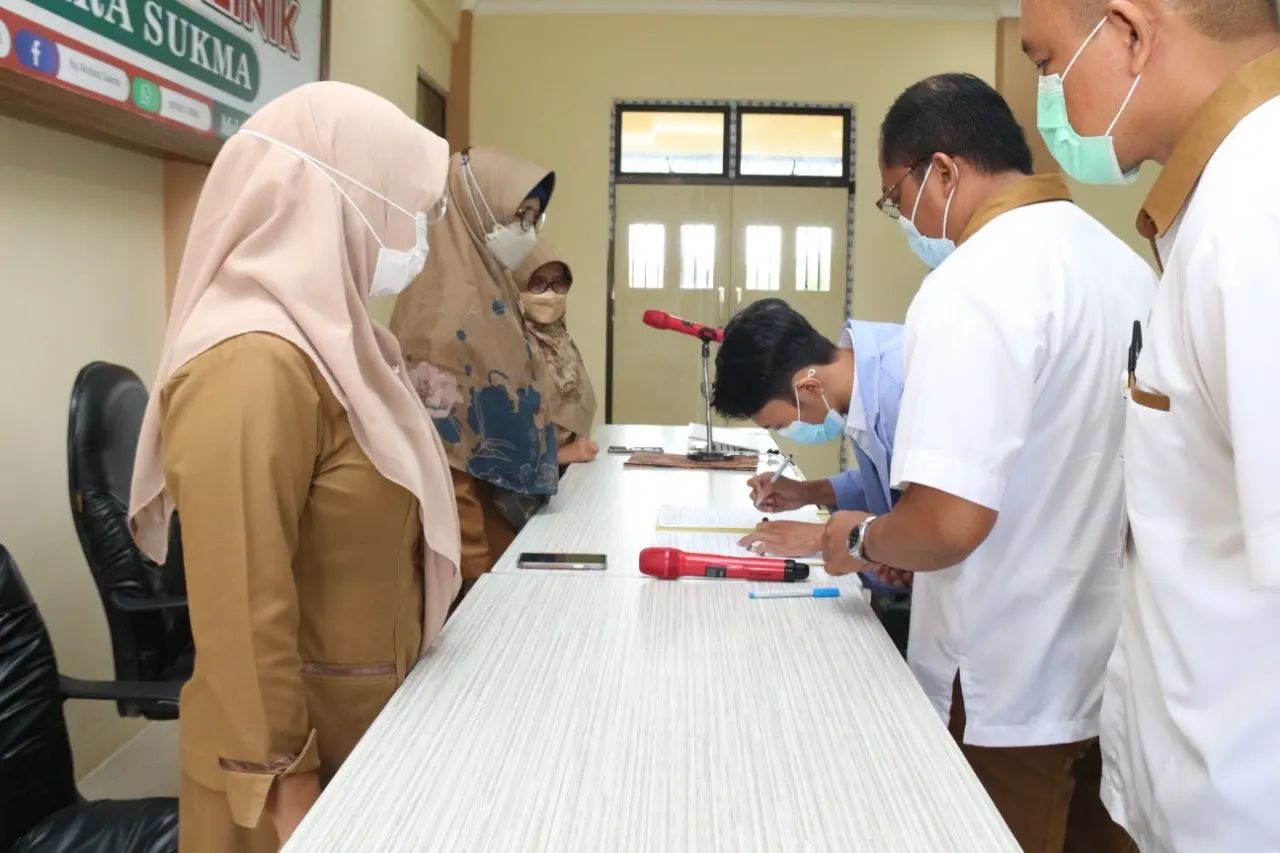 Direktur RSJ Mutiara Sukma memimpin acara pengambilan sumpah kerahasiaan rekam medis dan membuka acara orientasi bagi peserta didi