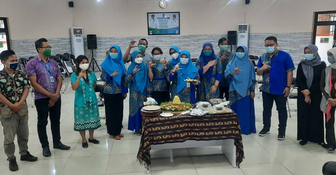 RANGKAIAN HKJS 2020, RSJ MUTIARA SUKMA MELAKUKAN PEMOTONGAN TUMPENG MEMPERINGATI KELAHIRAN BAPAK PSIKIATER INDONESIA. 