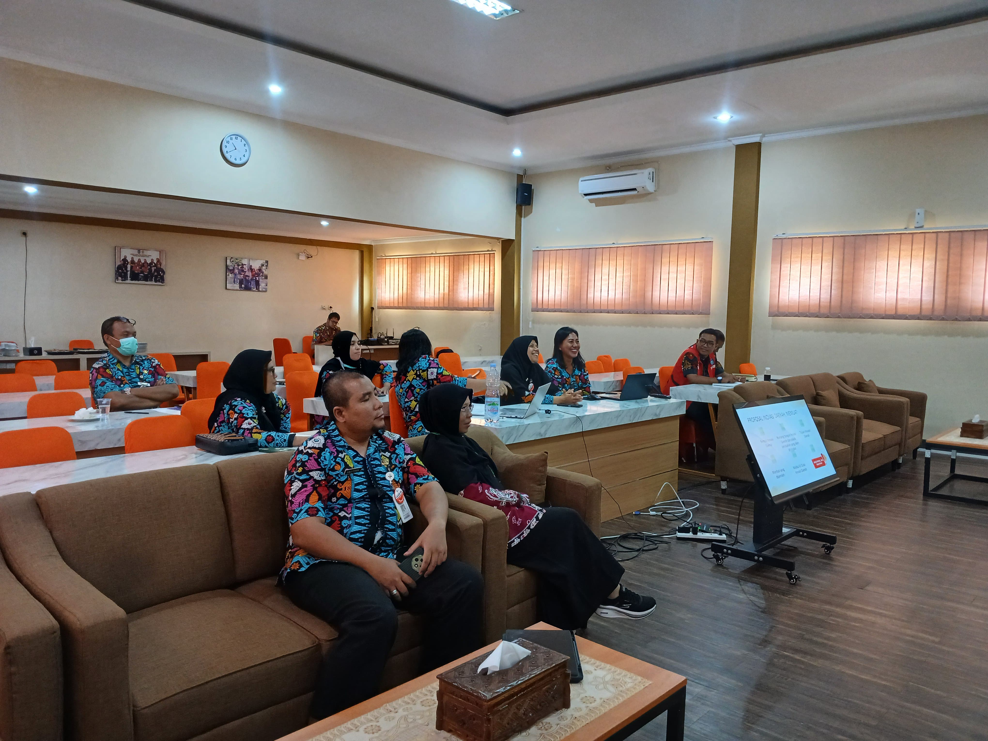 Rapat strategis dalam merancang arah inovasi baru untuk tahun 2025.