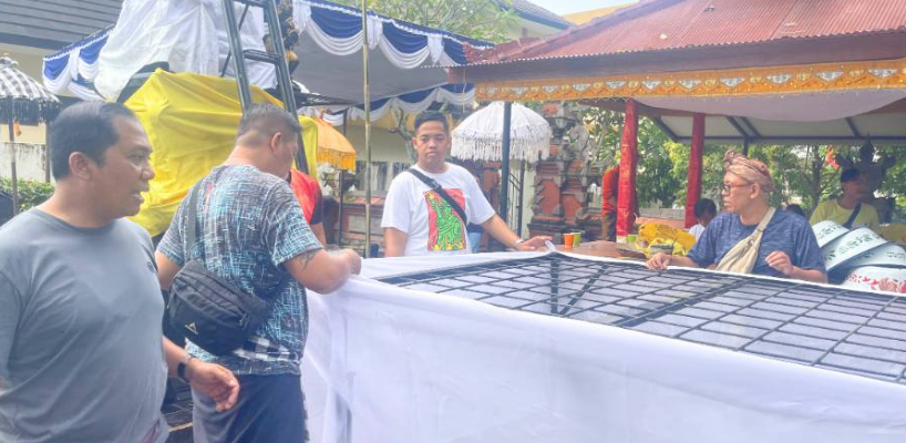 Gotong royong menyambut pelaksanaan piodalan di Pura Padmasana Mahosadi RSMS