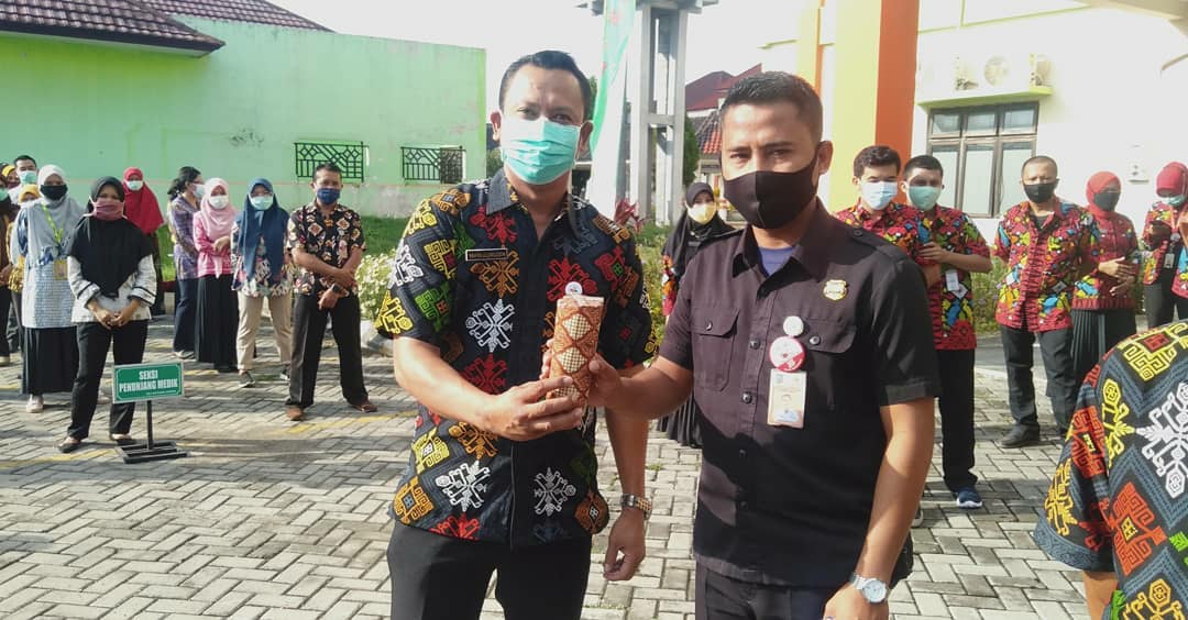 KESERUAN HARI CUCI TANGAN PAKAI SABUN SEDUNIA, PPI BERIKAN HADIAH KEPADA PEGAWAI YANG RAJIN MENCUCI TANGAN