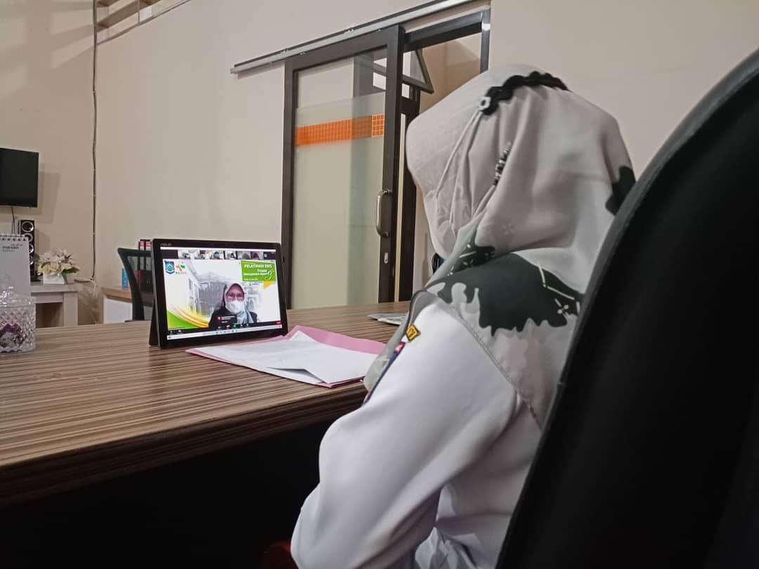 DIREKTUR MEMBUKA KEGIATAN PELATIHAN EWS, TRIASE DAN MANAJEMEN NYERI SECARA DARING