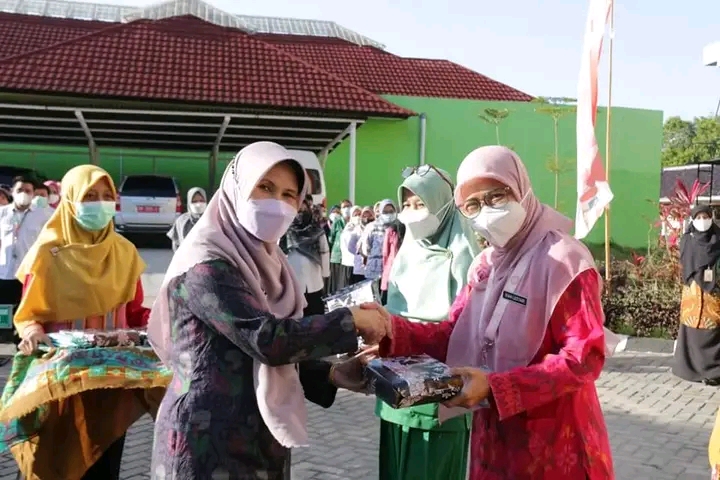 PEMBERIAN PENGHARGAAN DARI PANITIA REKAM MEDIK KEPADA PPA UNTUK KEAKTIFAN PENGISIAN CATATAN MEDIS PASIEN