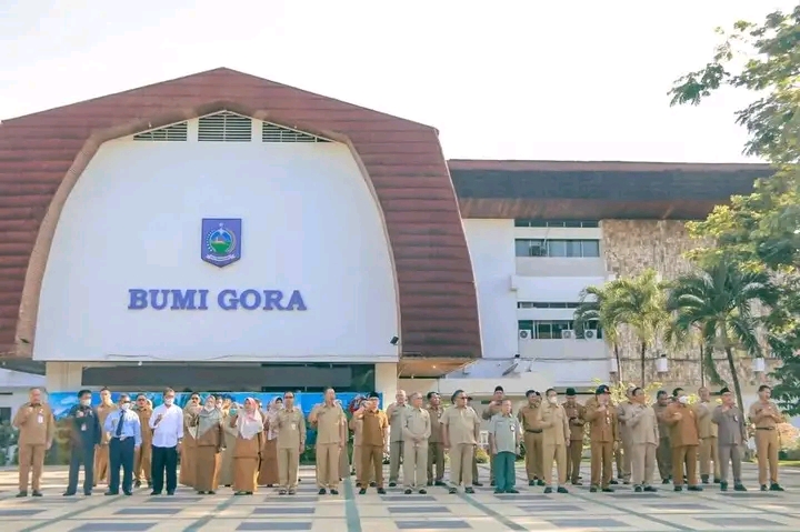 DIREKTUR HADIRI APEL PAGI DALAM RANGKA MEMPERINGATI 4 TAHUN PENGKHIDMATAN ZUL ROHMI DI KANTOR GUBERNUR DIRANGKAIKAN DENGAN KEGIATAN BAZAR PANGAN MURAH