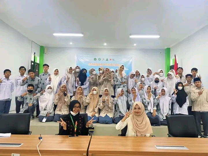 PSYCHOLOGIST GOES TO SCHOOL SAMBANGI MAN 2 MATARAM